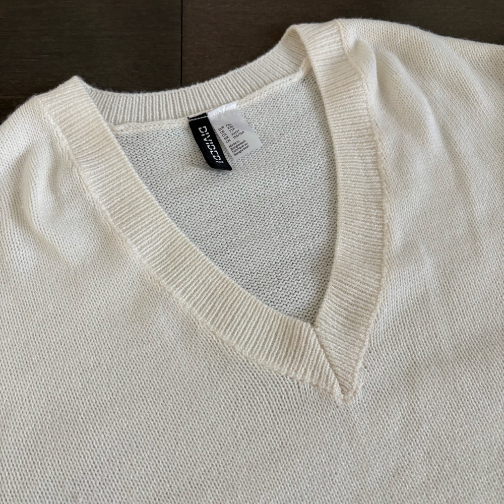 H&M Beige/White Long Sleeve Cropped Sweater V-Neck Size XXS Valentines Day - Picture 9 of 10